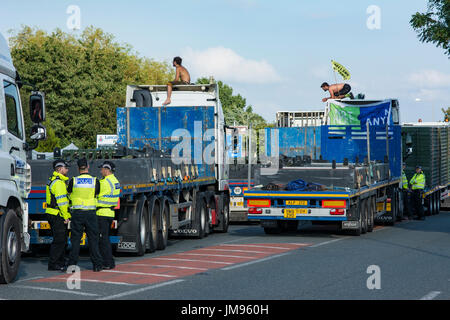 Polizei umgeben LKW-Konvoi. Anti-Fracking Demonstranten stoppen Konvoi aus Lastwagen Cuadrilla der explorativen Shale Gas Fracking Website unter wenig bereitzustellen Stockfoto