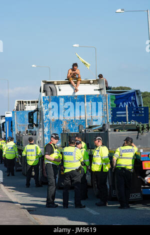 Polizei umgeben den Konvoi aus Lastwagen. Anti-Fracking Demonstranten stoppen Konvoi aus Lastwagen Cuadrilla der explorativen Shale Gas Fracking Website bereitzustellen ein Stockfoto