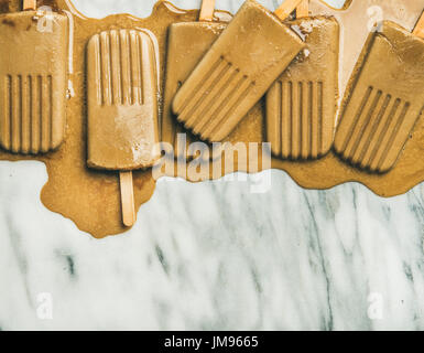 Flatlay des Schmelzens Kaffee Latte Eis am Stiel, Textfreiraum, Ansicht von oben Stockfoto