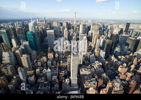 Luftaufnahme von Midtown North Central Manhattan vom Empire State Building - Observatorium New York City USA gesehen Stockfoto