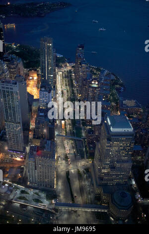 Blick durch das Glas von Battery Park City und Finanzdistrikt lower Manhattan vom eine-Welt-Observatorium New York City USA Stockfoto