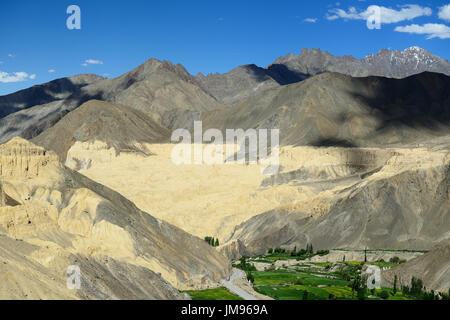 Touristischen während der Expedition in den Bergen ist Ladakh bewundern das schöne Panorama der Karakorum in der Nähe der Stadt Lamayuru. Lokale Namen Stockfoto