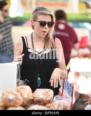 Jodie Sweetin zeigt die zwei Narben sie auf ihrem linken Knöchel aus zwei Operationen, die nach ihrem Unfall hat, wenn sie über einen Zaun gesprungen und brach ihr Schienbein und Wadenbein (Fibula) und Ursache schweren weichen Gewebeschaden in ihrem Knöchel, aber sie um immer ist feine jetzt mit: Jodie Sweetin Where: Los Angeles, California, Vereinigte Staaten von Amerika bei: 25. Juni 2017 Credit: WENN.com Stockfoto