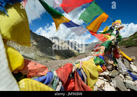 Blick vom Dundunchen-La-Pass auf der Wanderung auf die Lamayuru - chillen-Route in Ladakh in Indien. Stockfoto