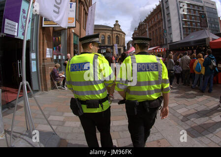 Merchant City Festival Szenen Polizeipräsenz Community Policing wenige Polizisten von hinten gesehen Stockfoto