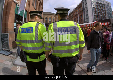 Merchant City Festival Szenen Polizeipräsenz Community Policing wenige Polizisten von hinten gesehen Stockfoto