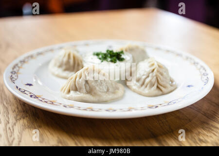 Traditionelle Manti auf einem Teller Stockfoto