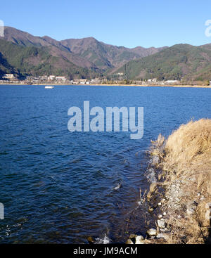 Kawaguchi-Ko-See mit den Bergen in Yamanashi, Japan. Stockfoto