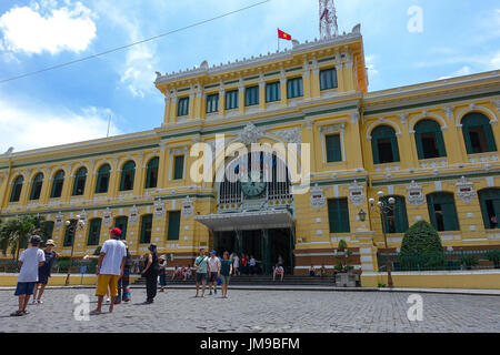 Saigon Central Post Office von Gustave Eiffel entworfen. Einheimische und Touristen nehmen eine Sightseeing bei Post Stockfoto