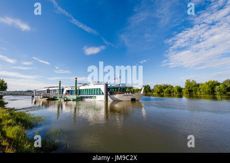 Kreuzfahrtschiff, die Amadolce vor in der Garonne im Cadillac, eine Gemeinde im Département Gironde in der Nouvelle-Aquitaine, Südwest-Frankreich Anker Stockfoto