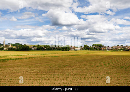 Blick Richtung Kirche St Saturnin, Beguey und Cadillac, Gemeinden im Département Gironde in der Nouvelle-Aquitaine, Südwestfrankreich, über Felder Stockfoto