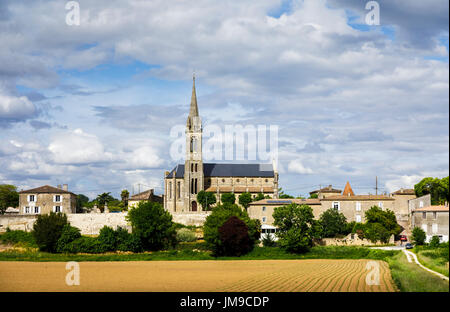 Blick Richtung Kirche St Saturnin, Beguey und Cadillac, Gemeinden im Département Gironde in der Nouvelle-Aquitaine, Südwestfrankreich, über Felder Stockfoto