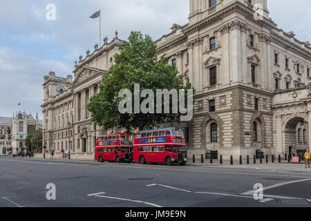 Zwei roten Londoner Busse in der Nähe der Horseguards Parade Stockfoto