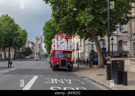 Rot-Vintage-London-Bus in Whitehall in der Nähe von Kenotaph Stockfoto