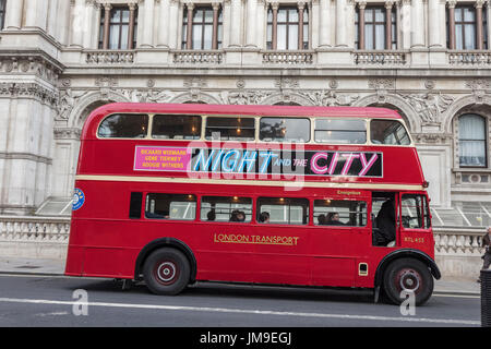 London rot Oldtimerbus am Strang Stockfoto