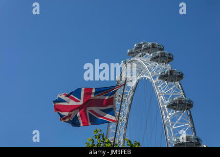 Abschnitt des London Eye mit britischen Nationalflagge Stockfoto