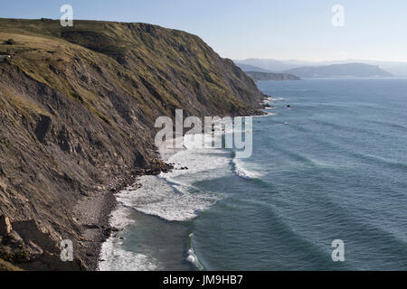 Cliff mit Steinstrand in Barrika (Bizkaia, Baskenland, Spanien). Stockfoto