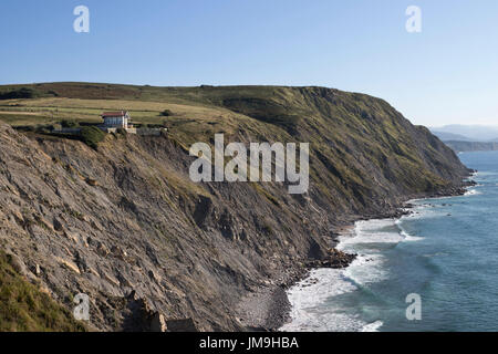 Haus am Rand einer Klippe in Barrika (Bizkaia, Baskenland, Spanien). Stockfoto