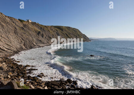 Stein-Strand in Barrika (Bizkaia, Baskenland, Spanien). Stockfoto