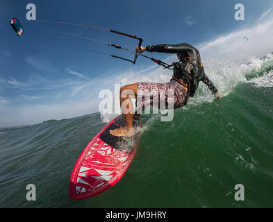 Eine Kitesurfer reitet die Wellen Stockfoto