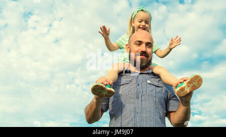 Entzückende Tochter und Vater Porträt, glückliche Familie, Zukunftskonzept Stockfoto