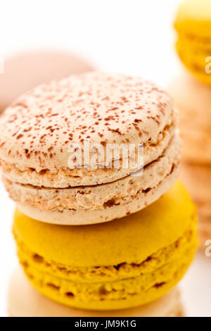 Nahaufnahme von einige Stapel von appetitlich Macarons mit verschiedenen Farben und Aromen auf weißem Hintergrund Stockfoto
