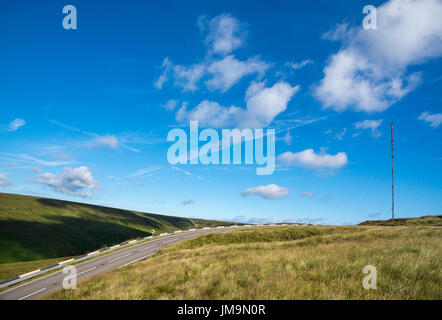 Die A6024 Woodhead-Straße über die Pennines an der Grenze von Derbyshire und West Yorkshire. Holme Moss Sendemast auf Black Hill. Stockfoto