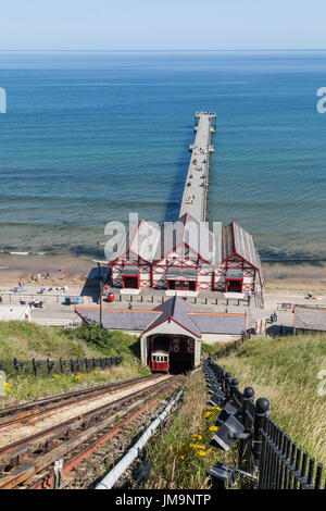 Ein Blick von der Klippe am Aufzug und Pier in Saltburn von Meer, England, UK Stockfoto