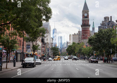 Auf der Suche nach unten Sixth Avenue im Greenwich Village in Manhattan - NYC - USA Stockfoto