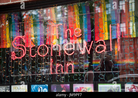 Stonewall Inn Gay Bar an der Christopher Street in Greenwich Village, New York - USA Stockfoto