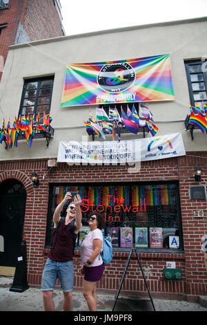 Stonewall Inn Gay Bar an der Christopher Street in Greenwich Village, New York - USA Stockfoto