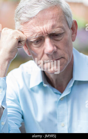 Kopf und Schultern Schuss besorgt Senior woman Stockfoto