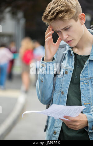 Teenager mit Prüfungsergebnisse enttäuscht Stockfoto