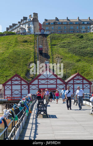 Ein Blick auf die Klippen von der Seebrücke entfernt, einschließlich den Cliff Lift in Saltburn am Meer, England, UK Stockfoto