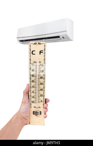 Holz-Thermometer in der Hand an der Vorderseite Klimaanlage. Isoliert auf weißem Hintergrund mit Textfreiraum Stockfoto