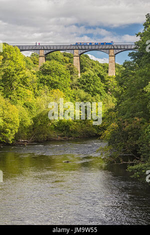 Kahn, Kreuzung Pont Cysyllte Aquädukt führt die Llangollen Kanal über den Fluss Dee in Vale von Llangollen in der Nähe von Trevor North Wales UK Stockfoto