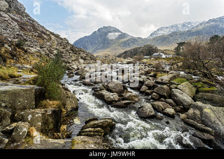 Beginn des Afon (Fluss) Ogwen am Ausgang des Llyn Ogwen mit Tryfan Berg im Hintergrund Snowdonia North Wales UK März 3853 Stockfoto