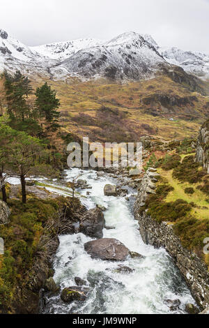 Blick nach unten Ogwen fällt von der Brücke über die A5-Straße mit Nant Francon Tal und Foel Goch Berg im Hintergrund Snowdonia North Wales UK Stockfoto