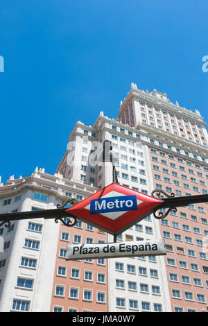 U-Bahn Eingangsschild am Plaza de Espana in Madrid, Spanien mit der berühmten Edificio España im Hintergrund. Stockfoto