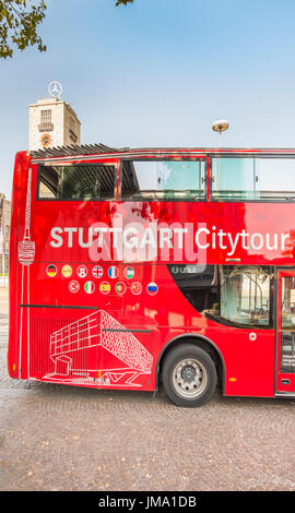 rot Stuttgart City Touren-Bus, Turm des Hauptbahnhofs mit Mercedes-Stern im Hintergrund, Stuttgart, Baden-Württemberg, Deutschland Stockfoto