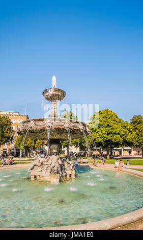 Menschen entspannen am Brunnen in den Gärten des neuen Palastes, Neues Schloss, Stuttgart, Baden-Württemberg, Deutschland Stockfoto