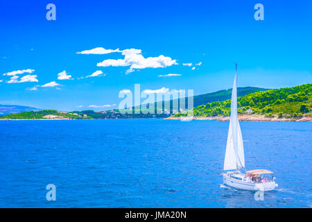 Malerische Aussicht auf Marmor Seenlandschaft in der Region Dalmatien, Insel Solta. Stockfoto