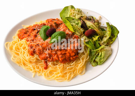Spaghetti Bolognese mit Basilikum Blätter, Salat und rote spanische Oliven Stockfoto