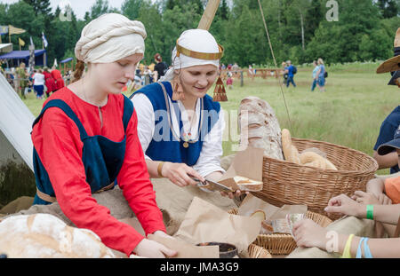 RITTER-WEG, MOROZOVO, APRIL 2017: Festival des europäischen Mittelalters. Frauen am Herd Brot bei der thematischen Mittelalterfest Pastete Stockfoto