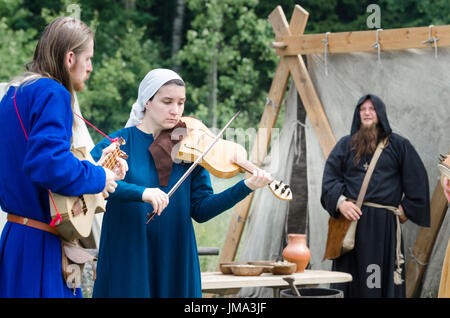 RITTER-WEG, MOROZOVO, APRIL 2017: Mittelalterliche Musiker im Freien spielen Musikinstrumente Mittelalterfest Stockfoto