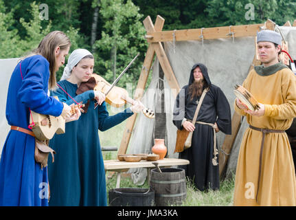 RITTER-WEG, MOROZOVO, APRIL 2017: Mittelalterliche Musiker im Freien spielen Musikinstrumente Mittelalterfest Stockfoto