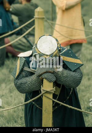 RITTER-WEG, MOROZOVO, APRIL 2017: Festival des europäischen Mittelalters. Müden Ritter in Helm und Kettenhemd, ruhen Sie sich nach der Schlacht biegen den Kopf. Stockfoto