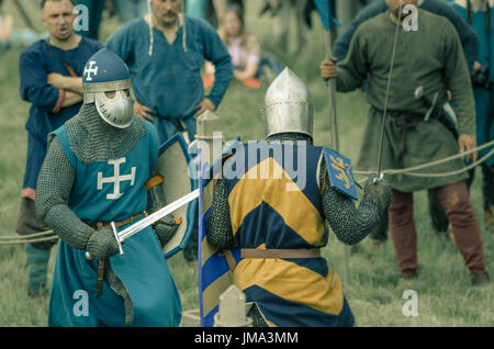 RITTER-WEG, MOROZOVO, APRIL 2017: Festival des europäischen Mittelalters. Mittelalterliches Turnier Ritter in Helm und Kettenhemd Schlacht auf Schwerter mit Schilden Stockfoto