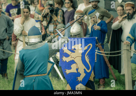 RITTER-WEG, MOROZOVO, APRIL 2017: Festival des europäischen Mittelalters. Mittelalterliches Turnier Ritter in Helm und Kettenhemd Schlacht auf Schwerter mit Schilden Stockfoto