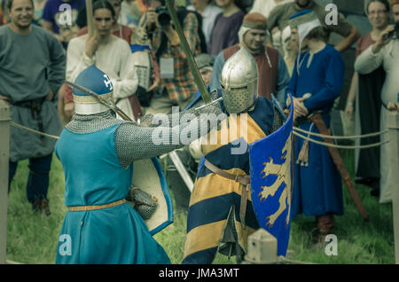 RITTER-WEG, MOROZOVO, APRIL 2017: Festival des europäischen Mittelalters. Mittelalterliches Turnier Ritter in Helm und Kettenhemd Schlacht auf Schwerter mit Schilden Stockfoto